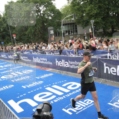 29.06.2025 - hella hamburg halbmarathon Michael Strokosch http://msf.ph/oto/8537218 29.06.2025 10:31:15 Ziel  meine-sportfotos.de