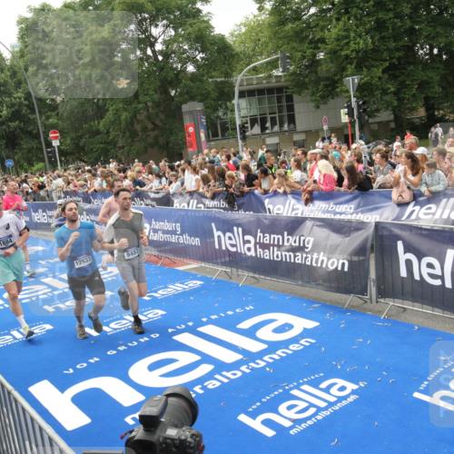 29.06.2025 - hella hamburg halbmarathon Michael Strokosch http://msf.ph/oto/8537219 29.06.2025 10:48:53 Ziel  meine-sportfotos.de