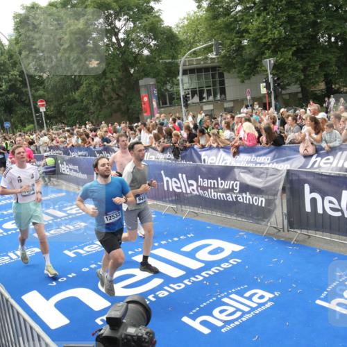 29.06.2025 - hella hamburg halbmarathon Michael Strokosch http://msf.ph/oto/8537221 29.06.2025 10:48:53 Ziel  meine-sportfotos.de