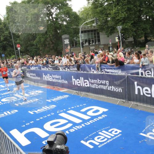 29.06.2025 - hella hamburg halbmarathon Michael Strokosch http://msf.ph/oto/8537222 29.06.2025 10:31:17 Ziel  meine-sportfotos.de