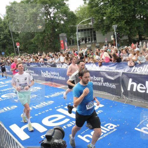 29.06.2025 - hella hamburg halbmarathon Michael Strokosch http://msf.ph/oto/8537223 29.06.2025 10:48:53 Ziel  meine-sportfotos.de
