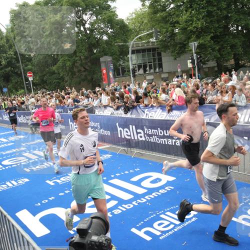 29.06.2025 - hella hamburg halbmarathon Michael Strokosch http://msf.ph/oto/8537225 29.06.2025 10:48:54 Ziel  meine-sportfotos.de