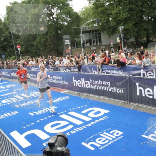 29.06.2025 - hella hamburg halbmarathon Michael Strokosch http://msf.ph/oto/8537226 29.06.2025 10:31:17 Ziel  meine-sportfotos.de