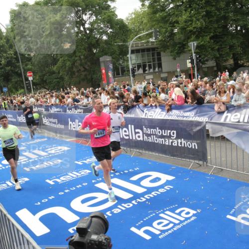 29.06.2025 - hella hamburg halbmarathon Michael Strokosch http://msf.ph/oto/8537227 29.06.2025 10:48:55 Ziel  meine-sportfotos.de
