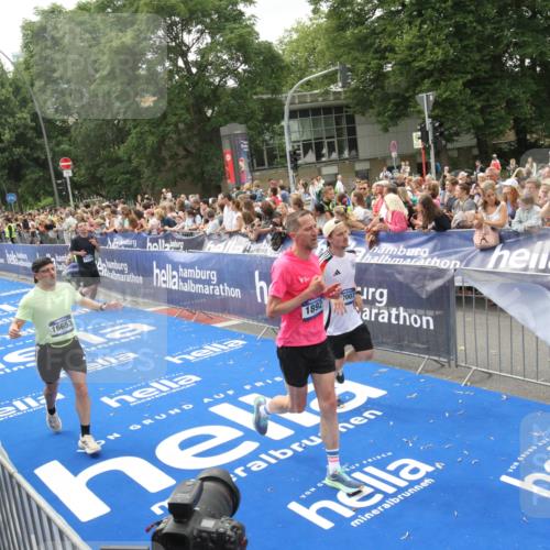 29.06.2025 - hella hamburg halbmarathon Michael Strokosch http://msf.ph/oto/8537229 29.06.2025 10:48:55 Ziel  meine-sportfotos.de