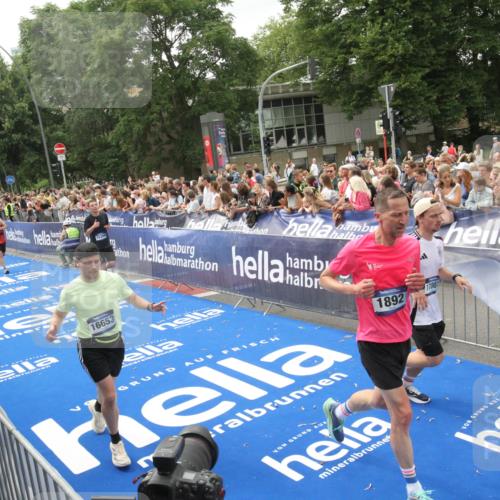 29.06.2025 - hella hamburg halbmarathon Michael Strokosch http://msf.ph/oto/8537231 29.06.2025 10:48:55 Ziel  meine-sportfotos.de