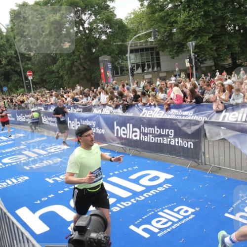 29.06.2025 - hella hamburg halbmarathon Michael Strokosch http://msf.ph/oto/8537233 29.06.2025 10:48:56 Ziel  meine-sportfotos.de