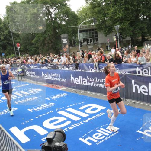 29.06.2025 - hella hamburg halbmarathon Michael Strokosch http://msf.ph/oto/8537234 29.06.2025 10:31:19 Ziel  meine-sportfotos.de