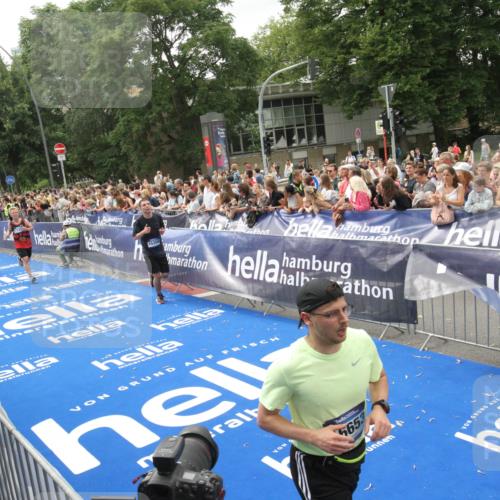 29.06.2025 - hella hamburg halbmarathon Michael Strokosch http://msf.ph/oto/8537235 29.06.2025 10:48:56 Ziel  meine-sportfotos.de