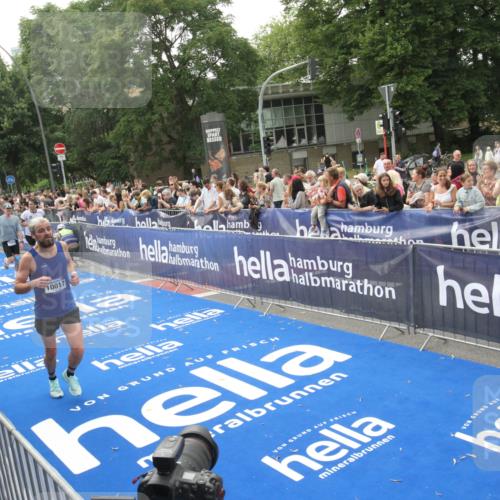 29.06.2025 - hella hamburg halbmarathon Michael Strokosch http://msf.ph/oto/8537236 29.06.2025 10:31:19 Ziel  meine-sportfotos.de