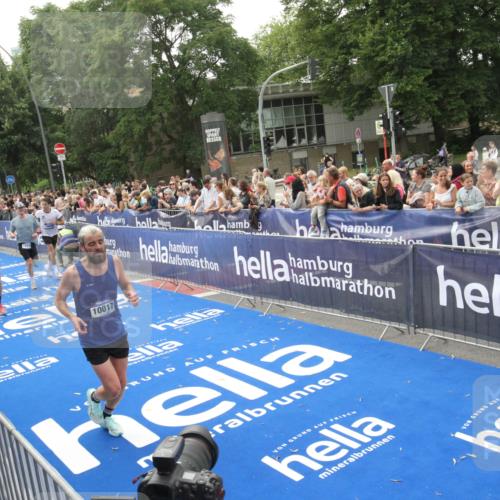 29.06.2025 - hella hamburg halbmarathon Michael Strokosch http://msf.ph/oto/8537238 29.06.2025 10:31:19 Ziel  meine-sportfotos.de