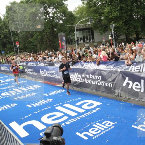 29.06.2025 - hella hamburg halbmarathon Michael Strokosch http://msf.ph/oto/8537240 29.06.2025 10:48:57 Ziel  meine-sportfotos.de