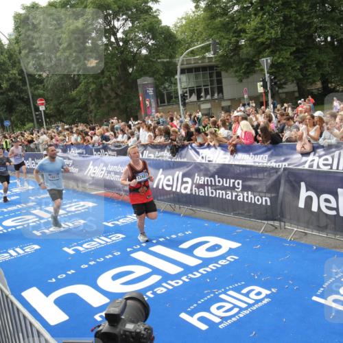 29.06.2025 - hella hamburg halbmarathon Michael Strokosch http://msf.ph/oto/8537244 29.06.2025 10:48:58 Ziel  meine-sportfotos.de