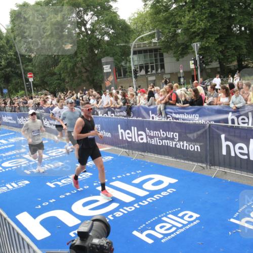 29.06.2025 - hella hamburg halbmarathon Michael Strokosch http://msf.ph/oto/8537245 29.06.2025 10:31:21 Ziel  meine-sportfotos.de