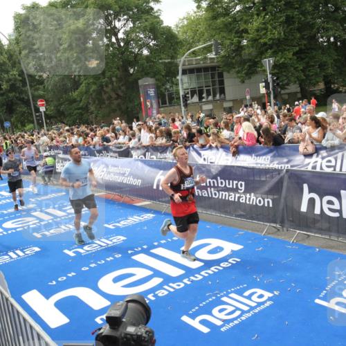 29.06.2025 - hella hamburg halbmarathon Michael Strokosch http://msf.ph/oto/8537246 29.06.2025 10:48:59 Ziel  meine-sportfotos.de