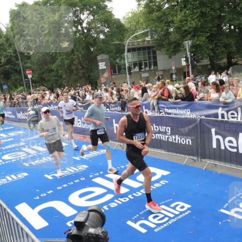 29.06.2025 - hella hamburg halbmarathon Michael Strokosch http://msf.ph/oto/8537247 29.06.2025 10:31:21 Ziel  meine-sportfotos.de