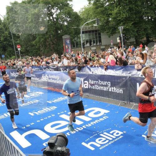 29.06.2025 - hella hamburg halbmarathon Michael Strokosch http://msf.ph/oto/8537250 29.06.2025 10:48:59 Ziel  meine-sportfotos.de