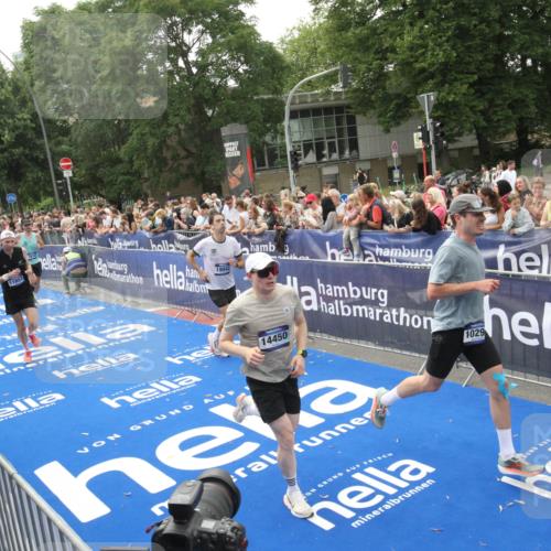 29.06.2025 - hella hamburg halbmarathon Michael Strokosch http://msf.ph/oto/8537251 29.06.2025 10:31:22 Ziel  meine-sportfotos.de