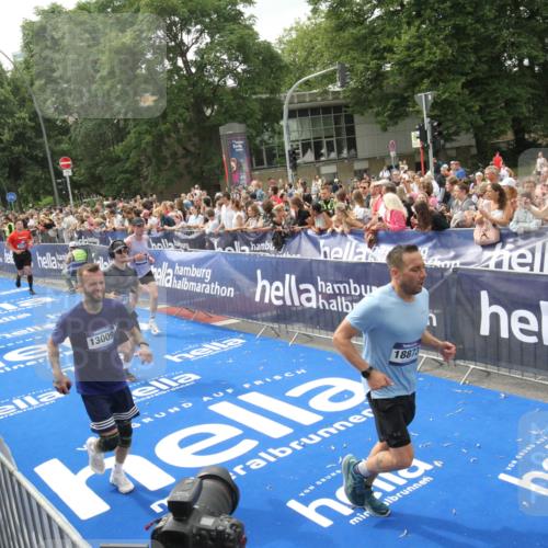 29.06.2025 - hella hamburg halbmarathon Michael Strokosch http://msf.ph/oto/8537252 29.06.2025 10:49:00 Ziel  meine-sportfotos.de