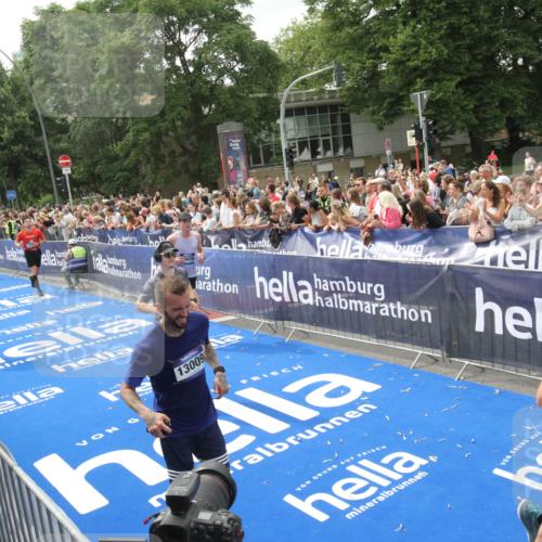 29.06.2025 - hella hamburg halbmarathon Michael Strokosch http://msf.ph/oto/8537253 29.06.2025 10:49:00 Ziel  meine-sportfotos.de