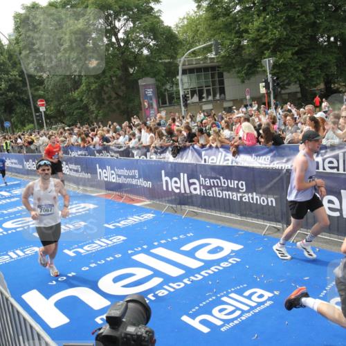 29.06.2025 - hella hamburg halbmarathon Michael Strokosch http://msf.ph/oto/8537255 29.06.2025 10:49:01 Ziel  meine-sportfotos.de