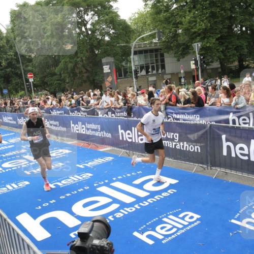 29.06.2025 - hella hamburg halbmarathon Michael Strokosch http://msf.ph/oto/8537256 29.06.2025 10:31:22 Ziel  meine-sportfotos.de