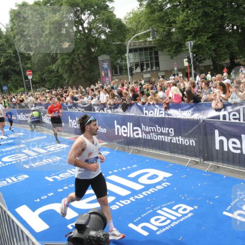 29.06.2025 - hella hamburg halbmarathon Michael Strokosch http://msf.ph/oto/8537257 29.06.2025 10:49:02 Ziel  meine-sportfotos.de