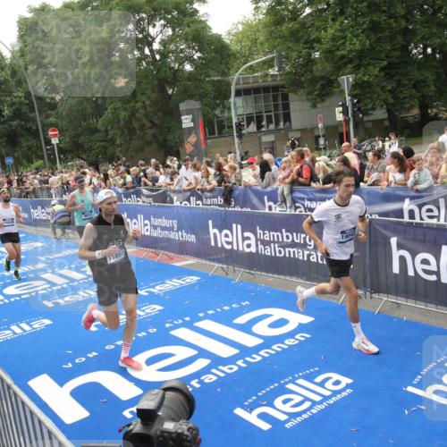 29.06.2025 - hella hamburg halbmarathon Michael Strokosch http://msf.ph/oto/8537258 29.06.2025 10:31:23 Ziel  meine-sportfotos.de
