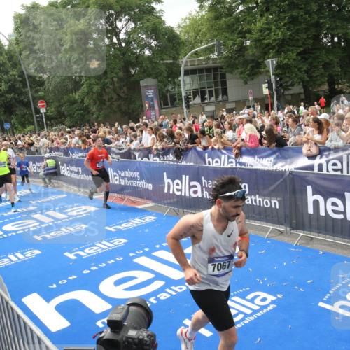 29.06.2025 - hella hamburg halbmarathon Michael Strokosch http://msf.ph/oto/8537259 29.06.2025 10:49:02 Ziel  meine-sportfotos.de