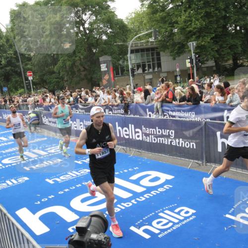 29.06.2025 - hella hamburg halbmarathon Michael Strokosch http://msf.ph/oto/8537260 29.06.2025 10:31:23 Ziel  meine-sportfotos.de
