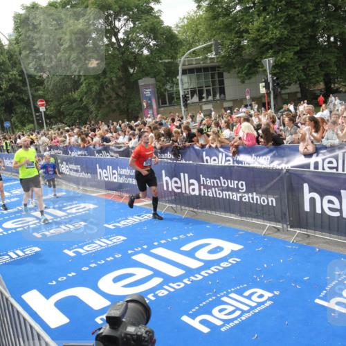 29.06.2025 - hella hamburg halbmarathon Michael Strokosch http://msf.ph/oto/8537263 29.06.2025 10:49:03 Ziel  meine-sportfotos.de