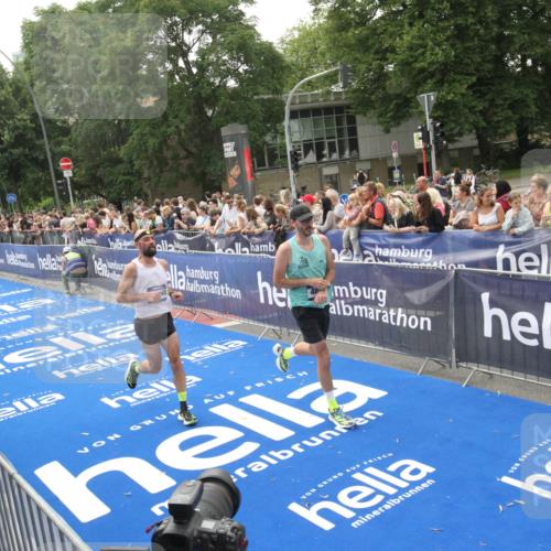 29.06.2025 - hella hamburg halbmarathon Michael Strokosch http://msf.ph/oto/8537264 29.06.2025 10:31:24 Ziel  meine-sportfotos.de