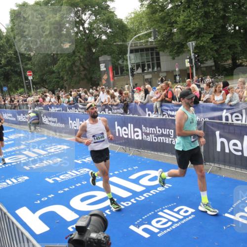 29.06.2025 - hella hamburg halbmarathon Michael Strokosch http://msf.ph/oto/8537266 29.06.2025 10:31:24 Ziel  meine-sportfotos.de