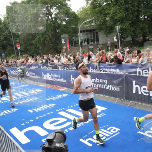 29.06.2025 - hella hamburg halbmarathon Michael Strokosch http://msf.ph/oto/8537268 29.06.2025 10:31:25 Ziel  meine-sportfotos.de