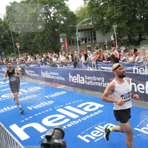 29.06.2025 - hella hamburg halbmarathon Michael Strokosch http://msf.ph/oto/8537270 29.06.2025 10:31:25 Ziel  meine-sportfotos.de