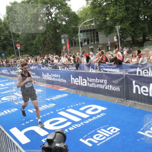 29.06.2025 - hella hamburg halbmarathon Michael Strokosch http://msf.ph/oto/8537272 29.06.2025 10:31:25 Ziel  meine-sportfotos.de
