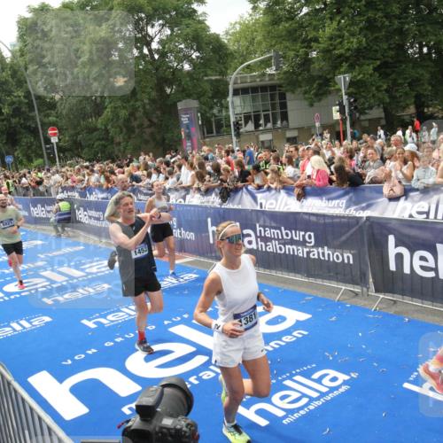 29.06.2025 - hella hamburg halbmarathon Michael Strokosch http://msf.ph/oto/8537273 29.06.2025 10:49:06 Ziel  meine-sportfotos.de