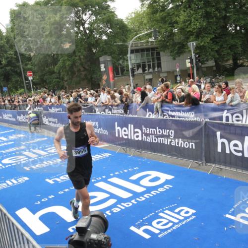 29.06.2025 - hella hamburg halbmarathon Michael Strokosch http://msf.ph/oto/8537274 29.06.2025 10:31:26 Ziel  meine-sportfotos.de