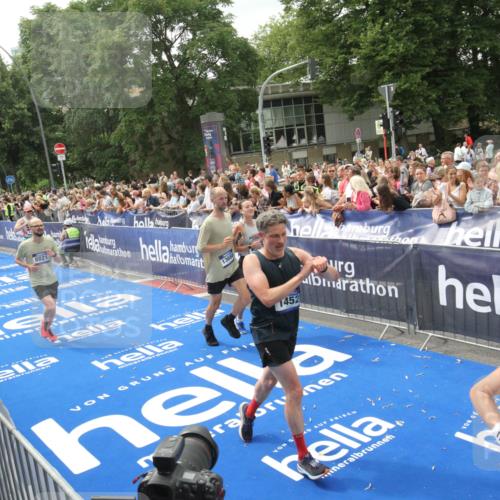 29.06.2025 - hella hamburg halbmarathon Michael Strokosch http://msf.ph/oto/8537275 29.06.2025 10:49:06 Ziel  meine-sportfotos.de