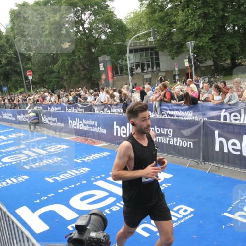 29.06.2025 - hella hamburg halbmarathon Michael Strokosch http://msf.ph/oto/8537276 29.06.2025 10:31:26 Ziel  meine-sportfotos.de