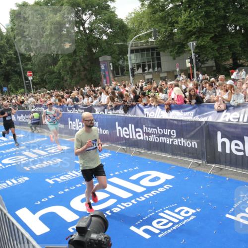 29.06.2025 - hella hamburg halbmarathon Michael Strokosch http://msf.ph/oto/8537278 29.06.2025 10:49:07 Ziel  meine-sportfotos.de