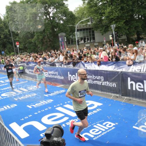 29.06.2025 - hella hamburg halbmarathon Michael Strokosch http://msf.ph/oto/8537280 29.06.2025 10:49:08 Ziel  meine-sportfotos.de