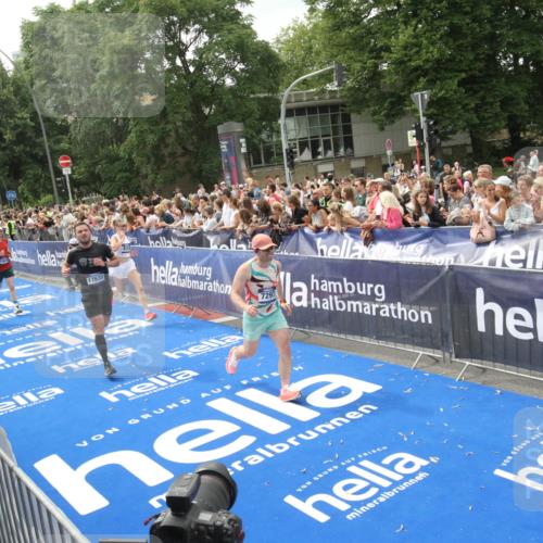 29.06.2025 - hella hamburg halbmarathon Michael Strokosch http://msf.ph/oto/8537282 29.06.2025 10:49:08 Ziel  meine-sportfotos.de