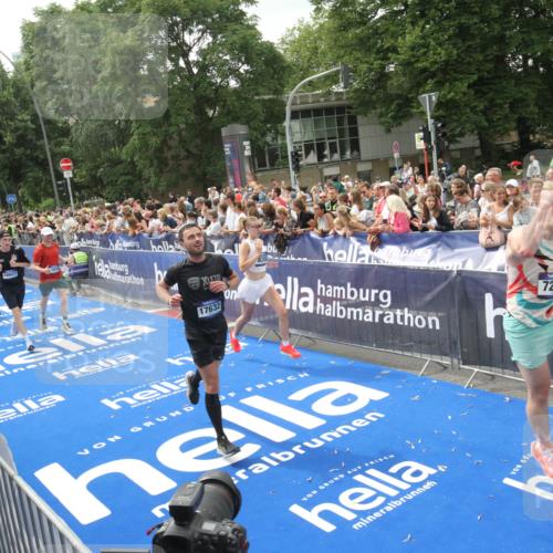 29.06.2025 - hella hamburg halbmarathon Michael Strokosch http://msf.ph/oto/8537286 29.06.2025 10:49:09 Ziel  meine-sportfotos.de