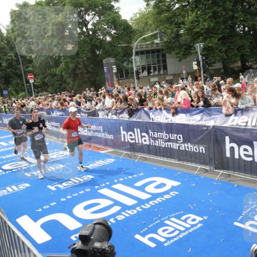 29.06.2025 - hella hamburg halbmarathon Michael Strokosch http://msf.ph/oto/8537288 29.06.2025 10:49:10 Ziel  meine-sportfotos.de