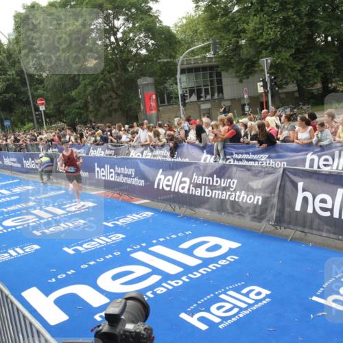 29.06.2025 - hella hamburg halbmarathon Michael Strokosch http://msf.ph/oto/8537289 29.06.2025 10:31:31 Ziel  meine-sportfotos.de