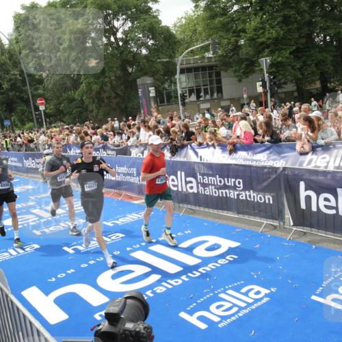 29.06.2025 - hella hamburg halbmarathon Michael Strokosch http://msf.ph/oto/8537290 29.06.2025 10:49:11 Ziel  meine-sportfotos.de