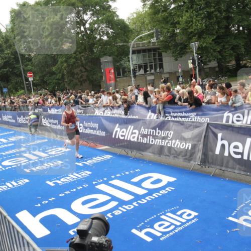 29.06.2025 - hella hamburg halbmarathon Michael Strokosch http://msf.ph/oto/8537291 29.06.2025 10:31:32 Ziel  meine-sportfotos.de