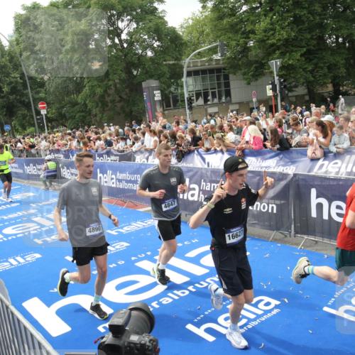 29.06.2025 - hella hamburg halbmarathon Michael Strokosch http://msf.ph/oto/8537294 29.06.2025 10:49:11 Ziel  meine-sportfotos.de