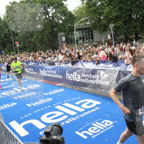 29.06.2025 - hella hamburg halbmarathon Michael Strokosch http://msf.ph/oto/8537296 29.06.2025 10:49:12 Ziel  meine-sportfotos.de
